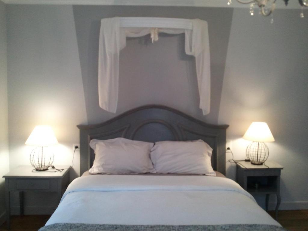 Chambres D'Hotes Les Ifs Montsûrs Habitación foto